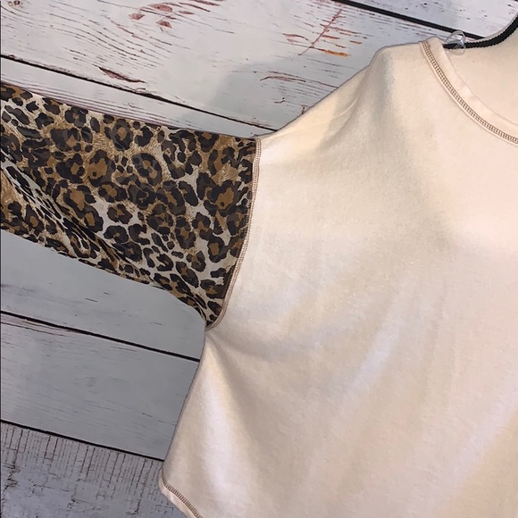 Oversized Top w/ Leopard sleeves - Picture 2 of 6